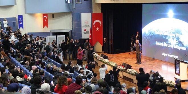 Uzaya Çıkan İlk Türk Astronotun Dünyaya Döndüğünde Yaptığı İlk Konuşma Örneği